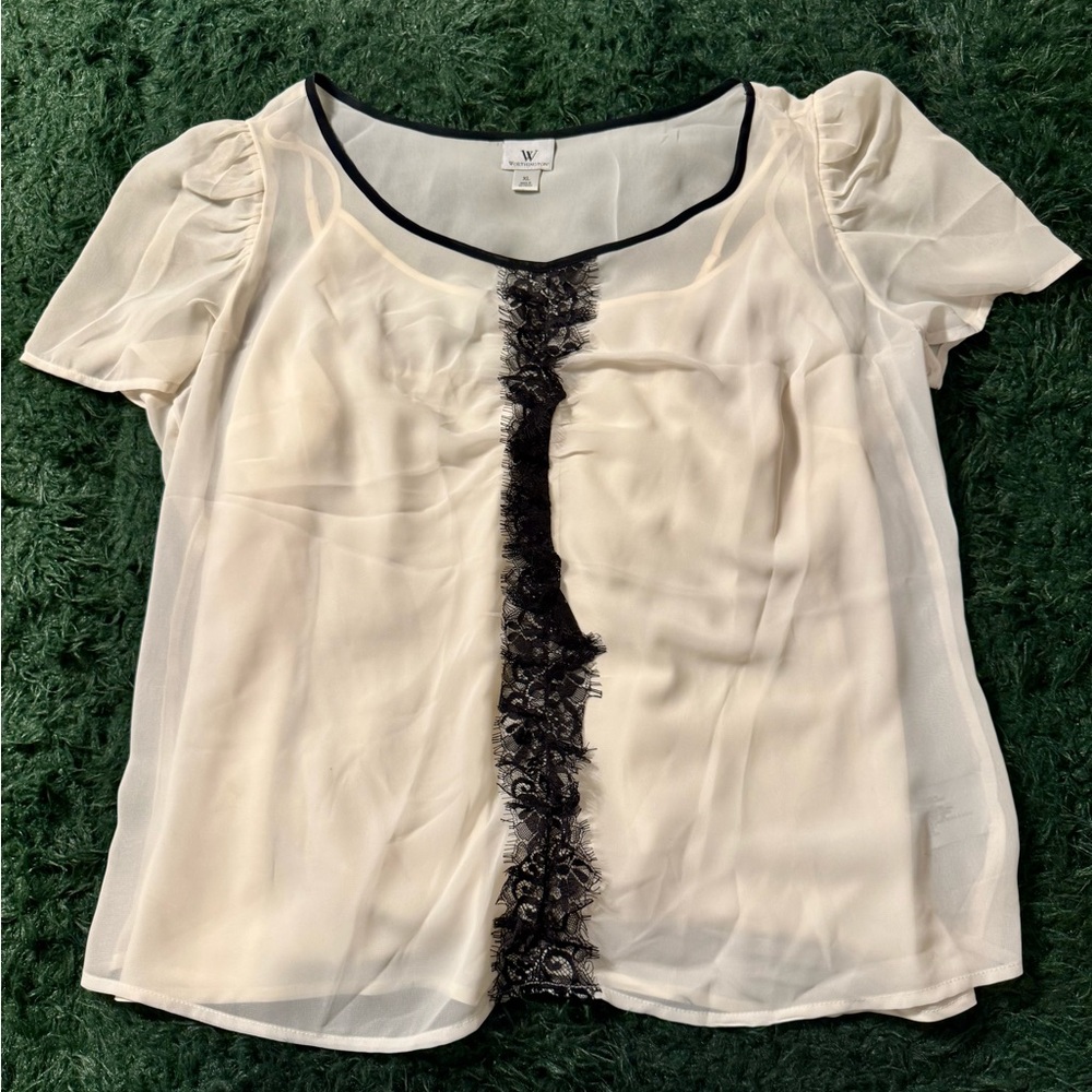 NWOT Women’s short sleeve off-white w black detail blouse. Size XL